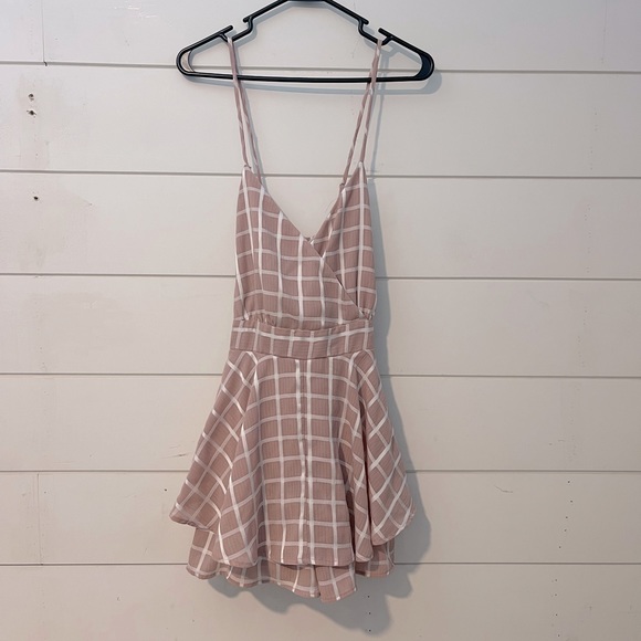 allison & kelly Dresses & Skirts - BNWOT blush pink v-neck ruffle romper size XL